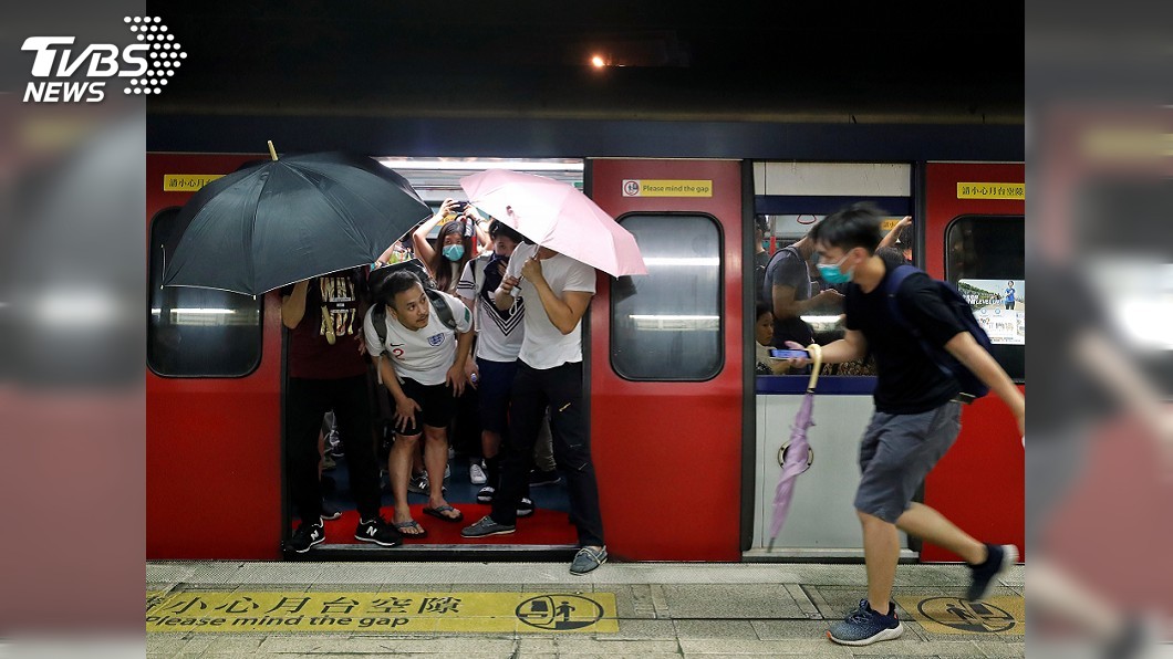 圖／達志影像路透社 香港反送中　部分示威者阻撓地鐵運行