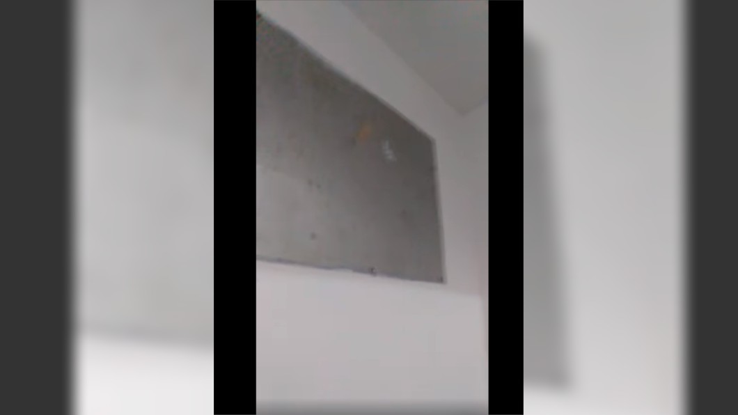 把地瓜球砸向鐵板竟然還會反彈。圖/翻攝自爆怨公社