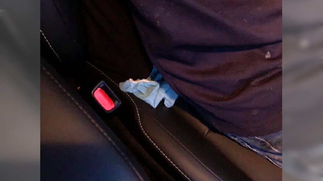 車上的「藍色小褲褲」被老婆發現，把原PO嚇得不輕。圖／翻攝爆廢公社臉書