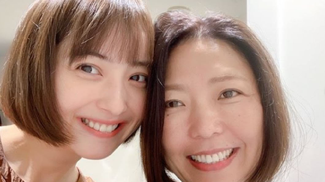 佐佐木希〈左〉與友人合照。圖/翻攝自佐佐木希Instagram