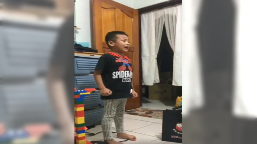 5歲小男孩和媽媽吵架,氣到臉快暴青筋。圖/翻攝自y_h_159 Instagram