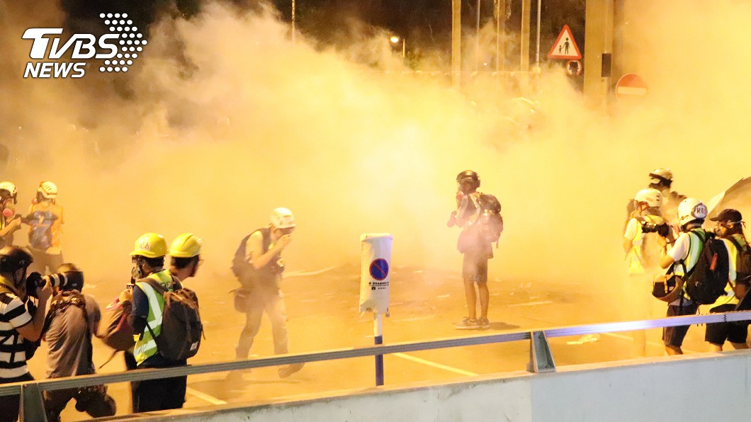 光復元朗行動 警方向示威者發射催淚彈(圖／中央社)