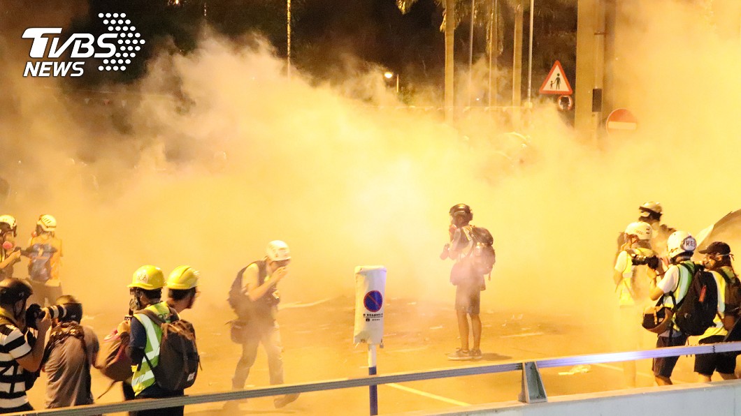 港警把棍子和子彈發洩在人們身上，香港已被仇恨接管　圖／中央社