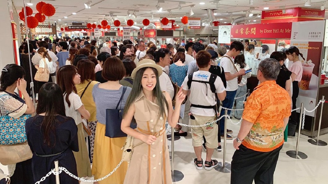 丫頭飲料店在日本亞洲展大排長龍。圖/翻攝自丫頭臉書