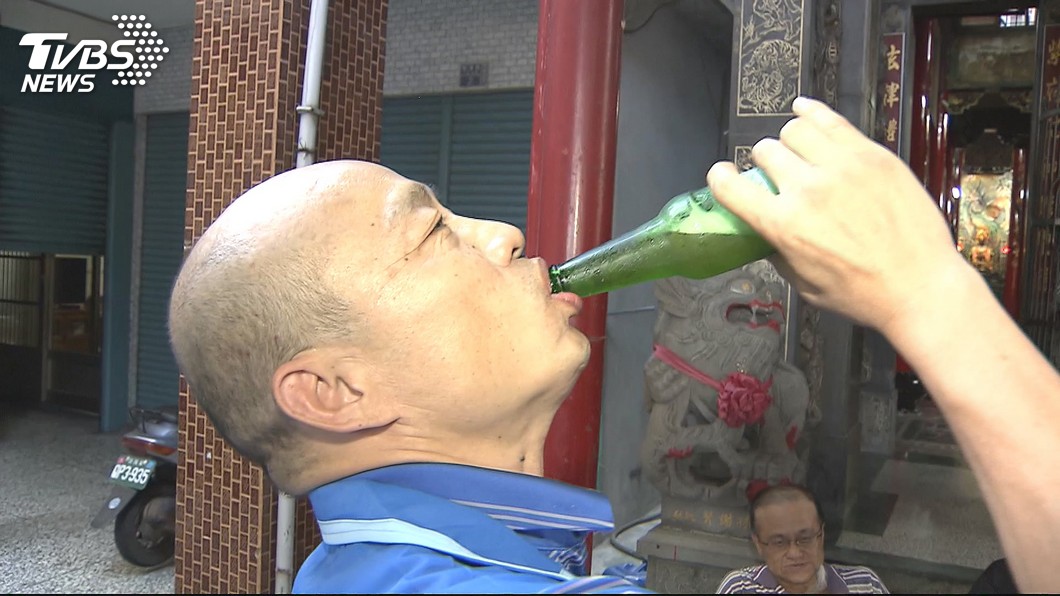 韓國瑜認為喝酒常是為了製造歡樂氣氛，讓更多人喜愛高雄。圖 / TVBS