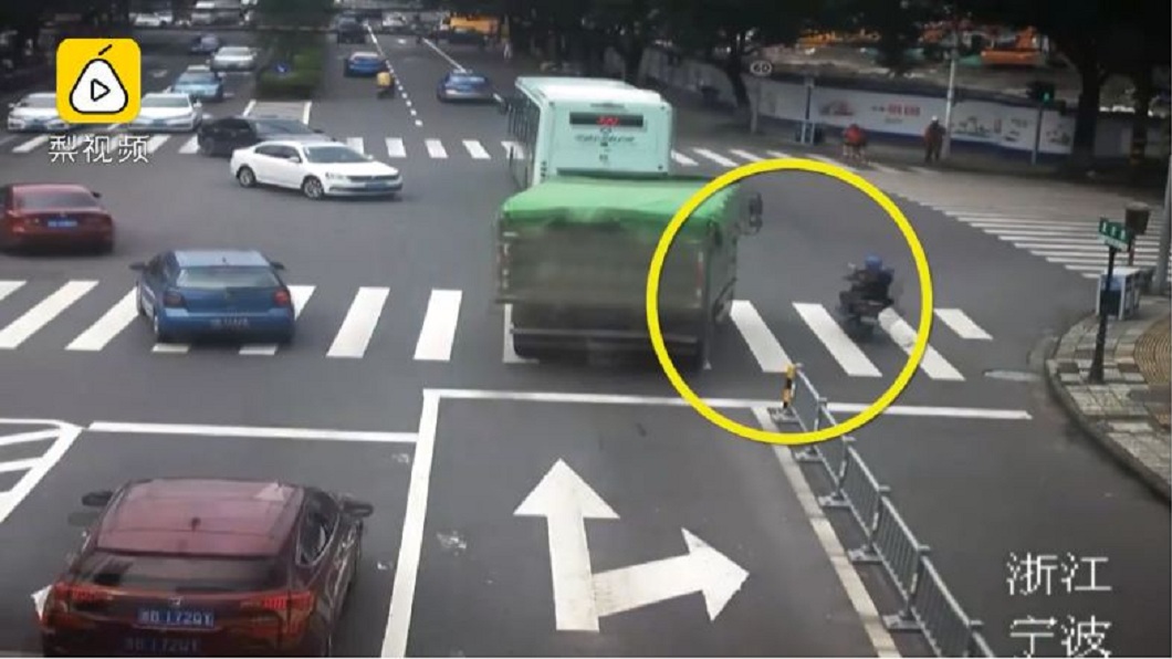 大貨車轉彎前疑似沒注意到旁邊有輛電動自行車。(圖/翻攝自梨視頻)