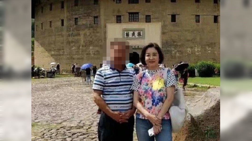 網友曝光一組林青霞至福建土樓遊玩照。圖/翻攝自微博