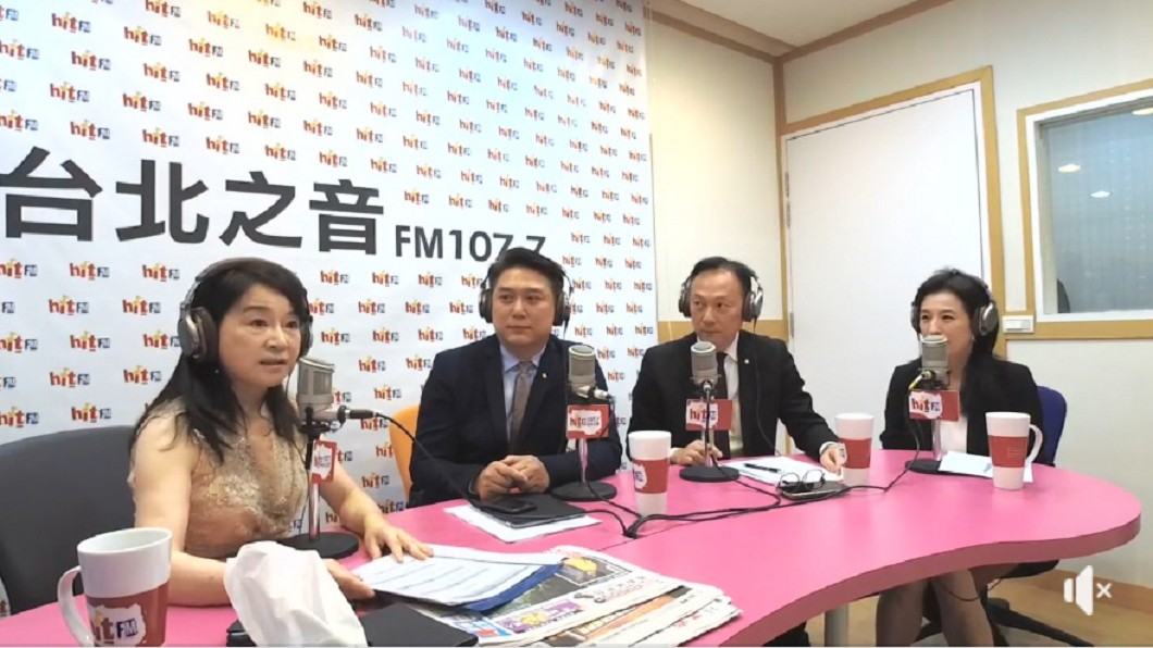 周玉蔻(圖左一)訪問華航幹部劉建文(圖左三)、林恒杉(圖右二)及駱婷。(圖/翻攝自Hit Fm聯播網-周玉蔻嗆新聞臉書)