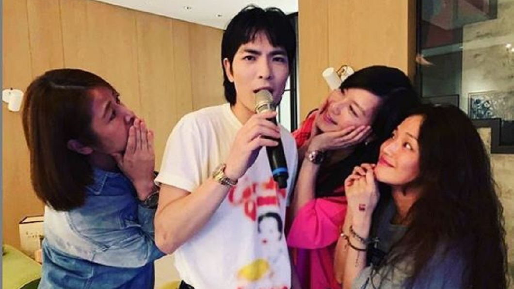 演藝圈的3位女神舒淇、林熙蕾和林心如化身成為蕭敬騰的小粉絲。(圖/翻攝自林熙蕾IG)