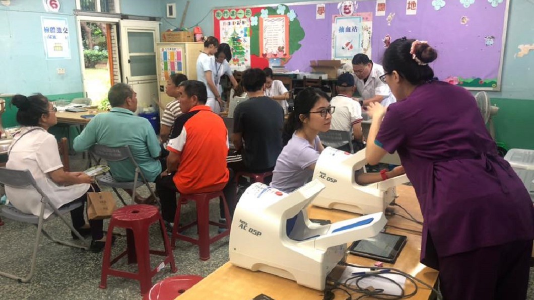樹林國小出借校舍,讓郭台銘提供免費健檢。圖/翻攝郭台銘臉書