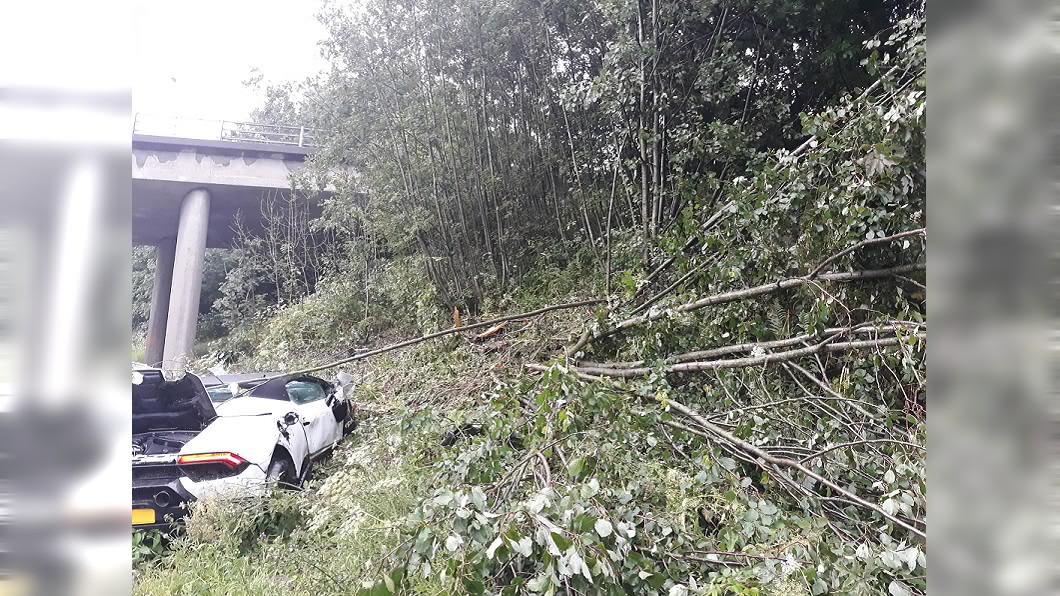 藍寶堅尼衝出路面,撞到山壁。圖/翻攝GMP Traffic推特
