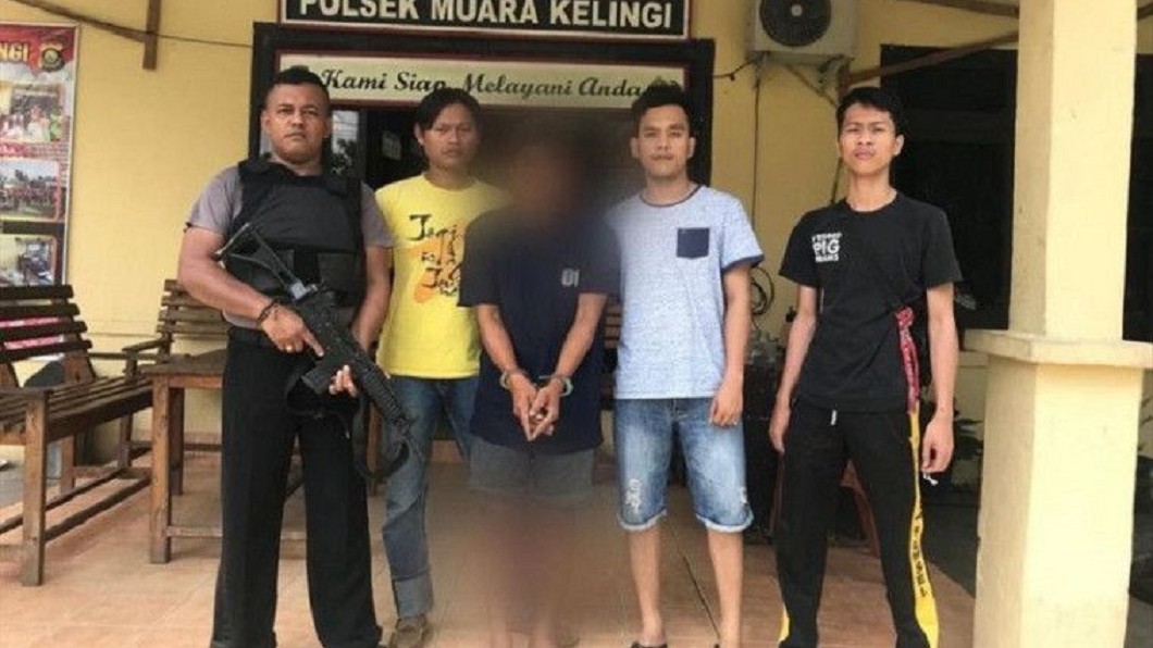 犯下惡行的色鄰(中)被逮捕。圖/翻攝keepo