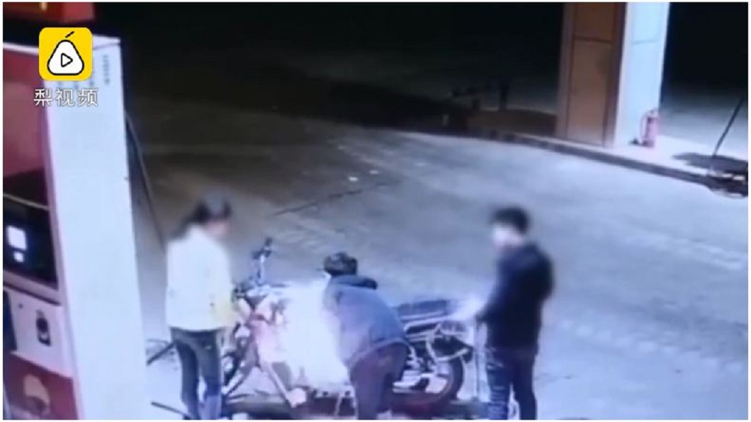 男子遭拒之後,竟拿出打火機朝正在加油的機車點火。(圖/翻攝自梨視頻)