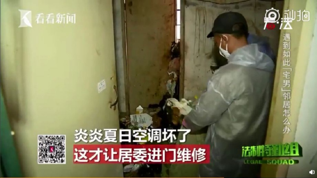 鄰居和清潔人員看到眼前景象全都嚇傻了。(圖/翻攝自看看新聞)