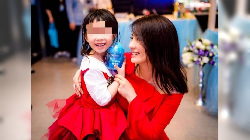 黃奕微博常曬母女甜蜜互動。圖/翻攝黃奕微博