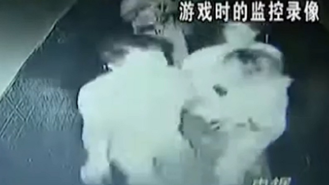 小梅一行人在場內狂奔。圖/翻攝自YouTube《 1818黄金眼》頻道
