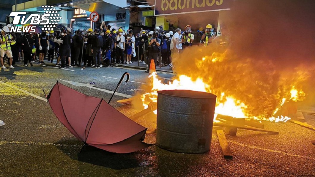 香港西環集會示威者昨(4日)晚轉往銅鑼灣一帶設立新戰場。圖為示威者在駱克道與波斯富街口焚燒木棍，意圖遲滯警方行動。（圖／中央社）