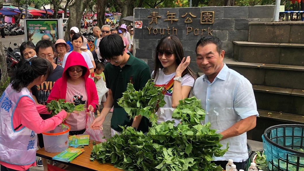 金瑞瑤攜夫帶子義賣地瓜葉。圖/中華華夏關懷基金會授權使用