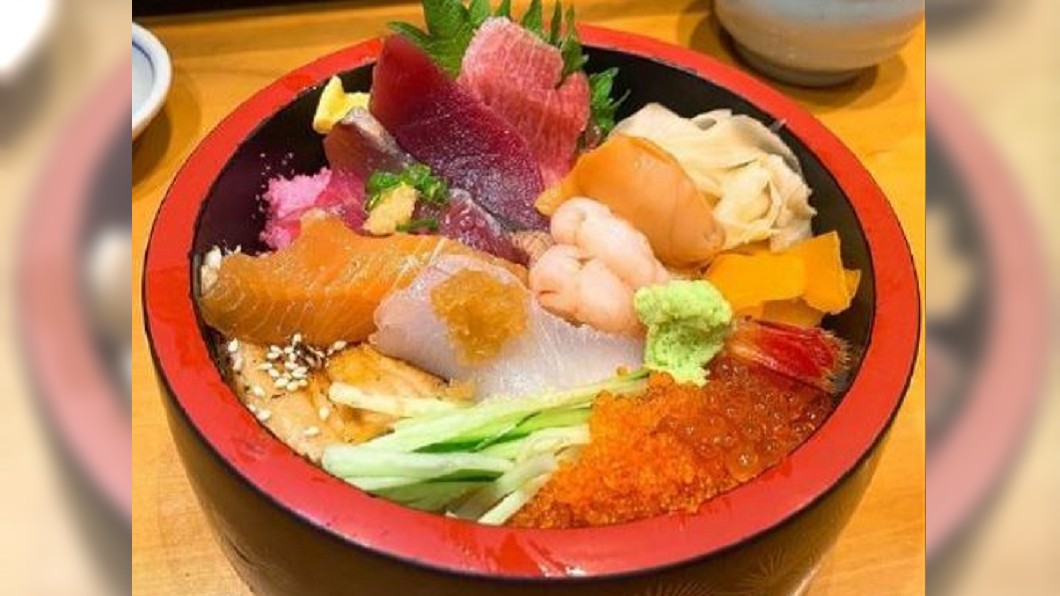 圖/翻攝自微日本 微博 「聖母峰丼」視覺超震撼 靜岡鮮味多到滿出來