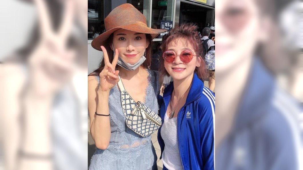王彩樺在車站巧遇志玲姐姐,2人合影留念,讓王彩樺超開心。(圖/翻攝自王彩樺臉書)