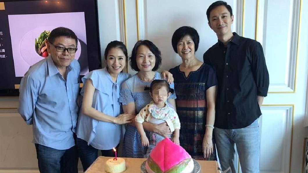 楊千霈媽媽4日過生日,2家人三代同堂。圖/翻攝楊千霈 Pink Yang臉書