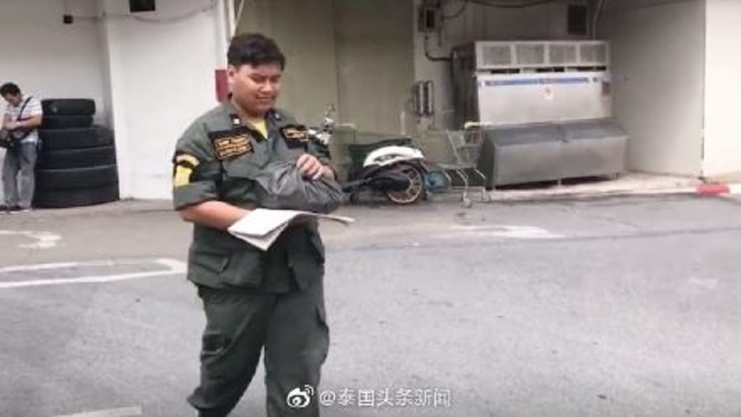 泰國警方接獲報案，當地一間賣場女廁馬桶內竟然出現嬰屍。(圖／翻攝自微博)