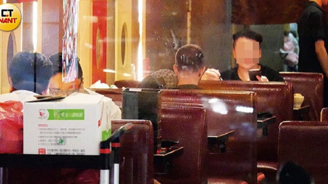 吃到一半,艾怡良把頭靠在新男友肩膀上,濃情密意擋不住。圖/CTWANT提供