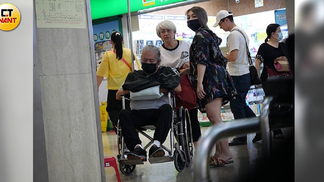 吳廷宏因中風停工住院逾1個月,日前由老婆和女兒吳亦帆陪同返家休養。圖/CTWANT提供