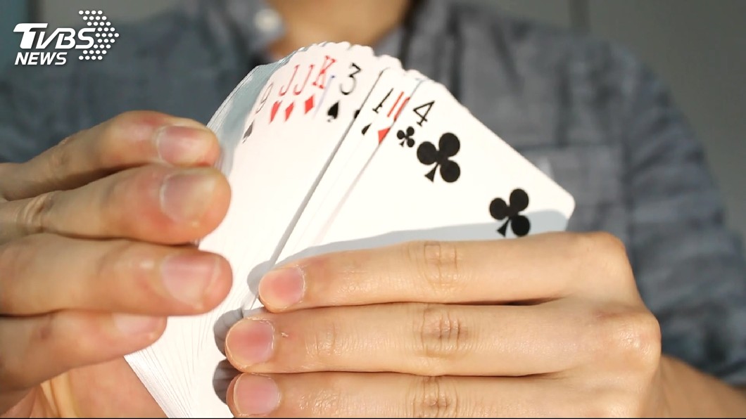印度一名人夫玩牌輸了，竟拿妻子當賭注，輪番讓牌友硬上抵債。(示意圖／TVBS)