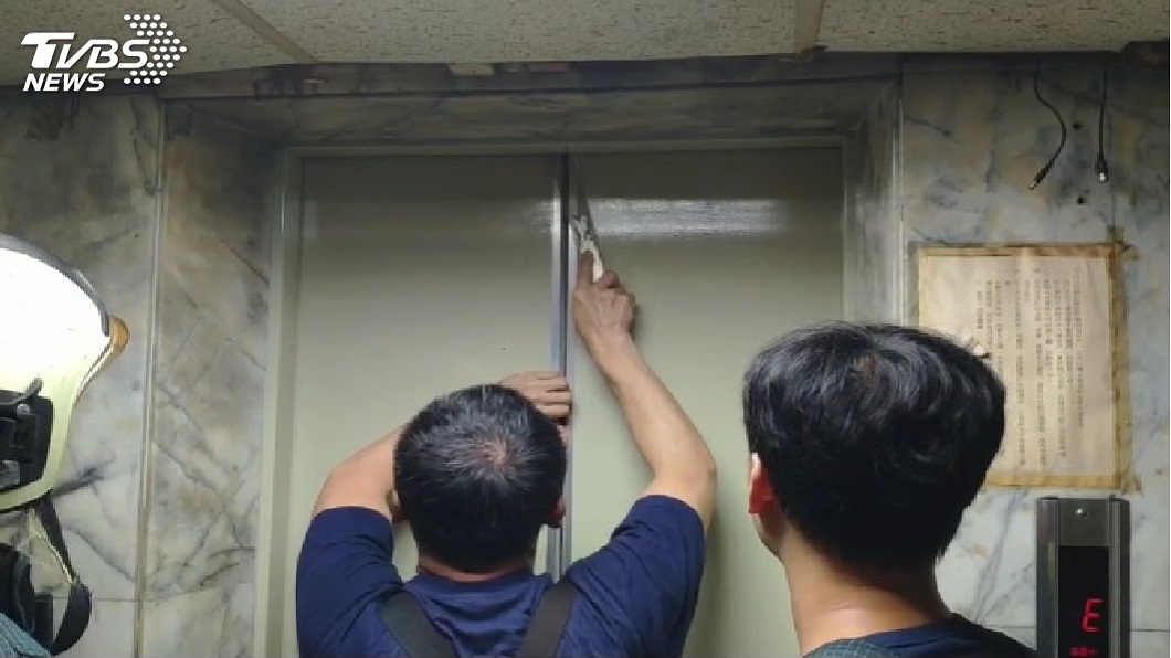 台北有民眾受困電梯。圖/TVBS