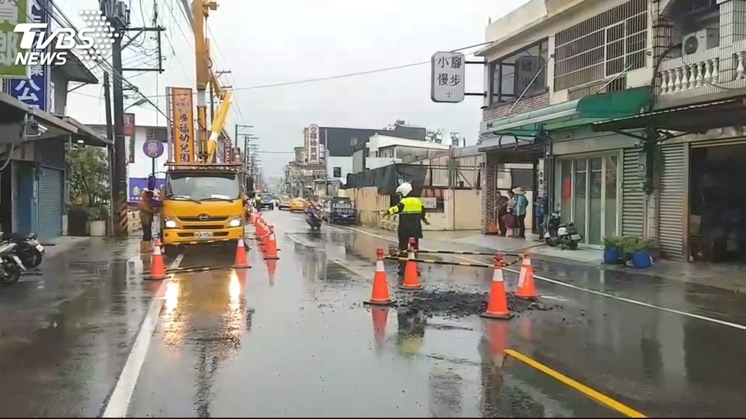 驚險！ 雷擊斷高壓電線 掉落馬路燒成火球│TVBS新聞網