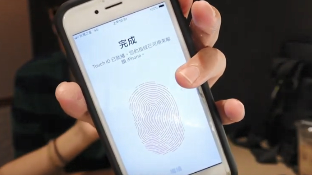 卡爾用女友人的拇指,重新設定手機的指紋鎖。圖/翻攝自愛玩卡爾 Playful Karl YouTube