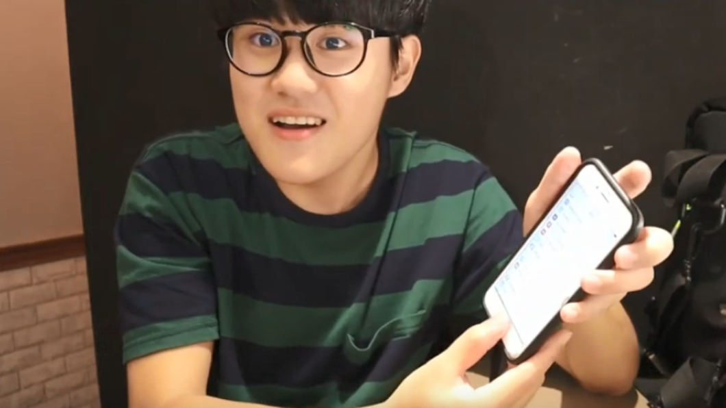 卡爾成功用口紅解鎖,連他自己也相當驚訝。圖/翻攝自愛玩卡爾 Playful Karl YouTube