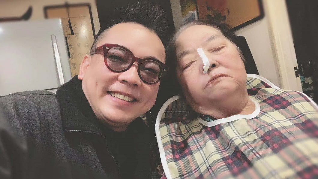 詹惟中帶母親坐計程車曾遇不便,直接買1台後座寬敞的休旅車來接送母親。圖/《台灣達人秀》提供