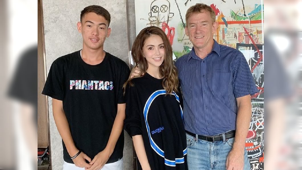 昆凌與爸爸、弟弟合照。圖/翻攝hannah_quinlivan IG