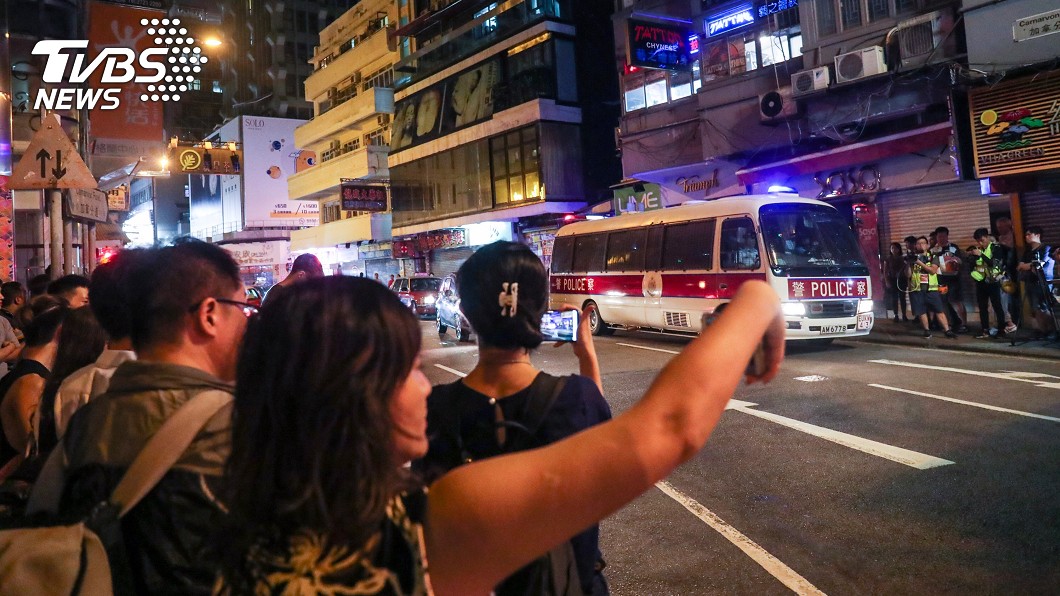 警方尖沙咀街頭追捕示威者。(圖/中央社)