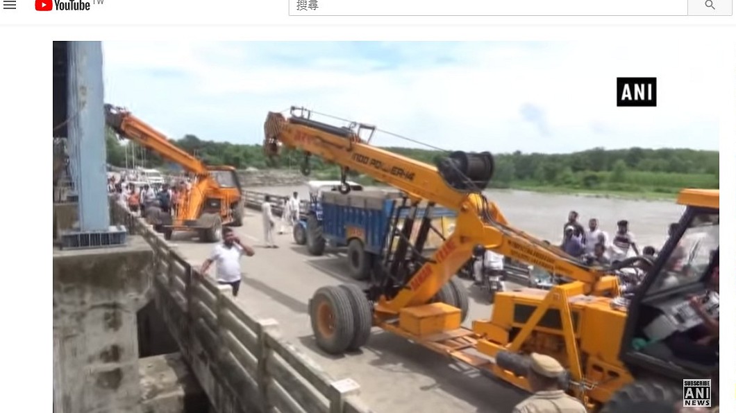 靠著大型機具,最後才將車子從河中吊出來。圖/翻攝ANI NEWS Official YouTube