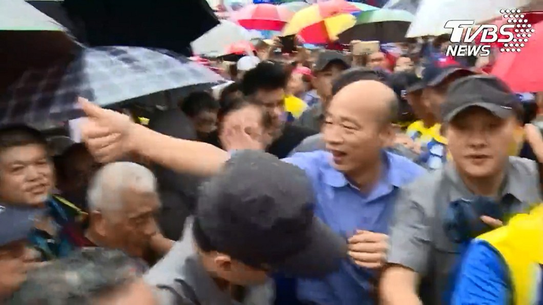 韓國瑜南投拜票,受到民眾熱烈歡迎。圖/TVBS