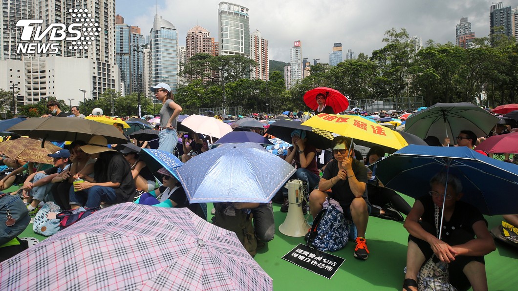 香港民眾11日下午在維多利亞公園舉行反送中集會,雖然天氣炎熱,仍有許多民眾到場參與。(圖/中央社)