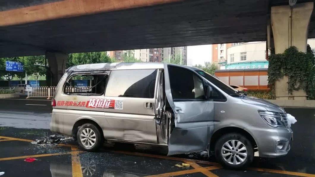 車子自燃爆炸之後,只剩下外殼。圖/翻攝倍可親網站