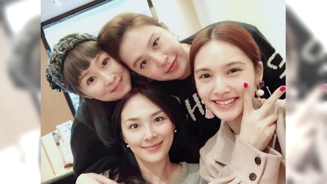 女團「4 In Love」楊丞琳(前排右)、冷嘉琳(前排左)、黃小柔(後排右)、 張棋惠(後排左)。圖/翻攝自楊丞琳臉書