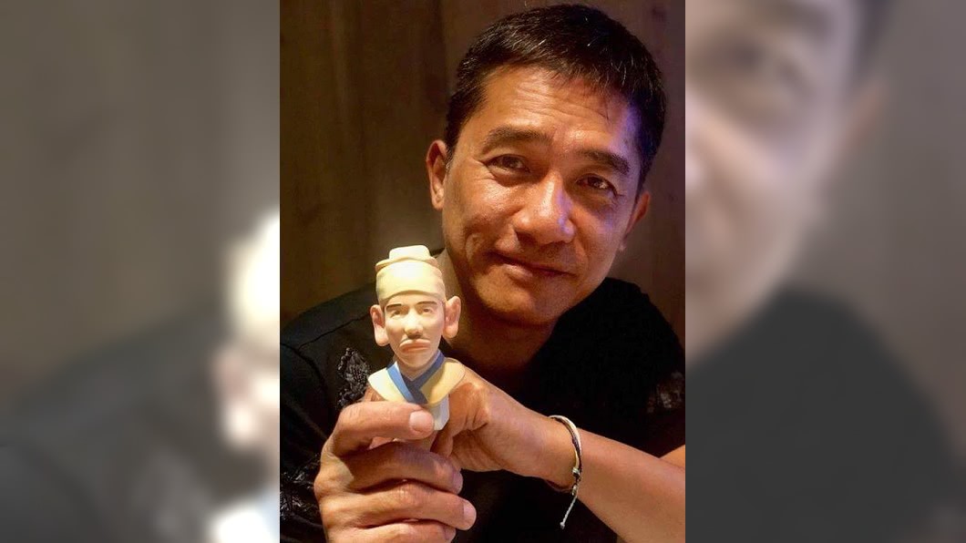 梁朝偉貼出與公仔合照,讓影迷嗨翻!圖/翻攝梁朝偉Tony Leung Chiu Wai臉書