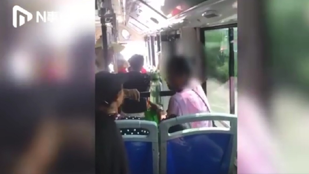 老婦人直接坐在男童腿上。圖/翻攝自微博