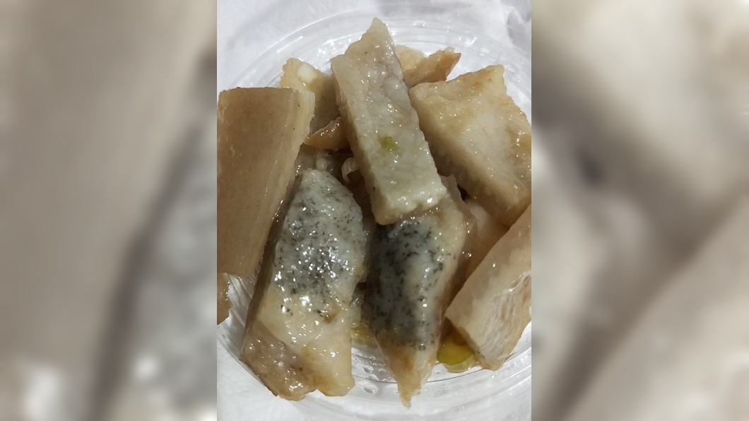豬皮內側有黑黑的小點。圖/翻攝自爆怨公社臉書