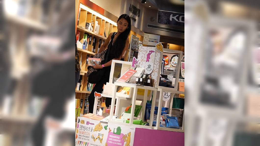 七夕當天,王麗雅上完瑜珈課後,先到書店挑選可愛文具貼紙,頗有少女心。圖/CTWANT提供