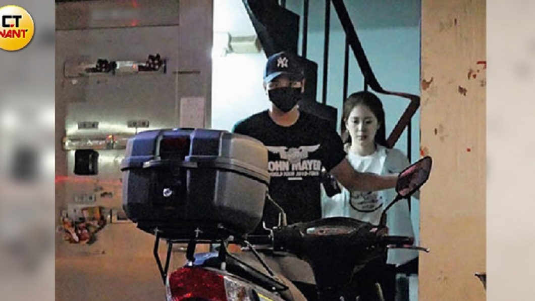 小煜與女友兩人一前一後出門,準備去附近的百貨公司看電影。圖/CTWANT提供