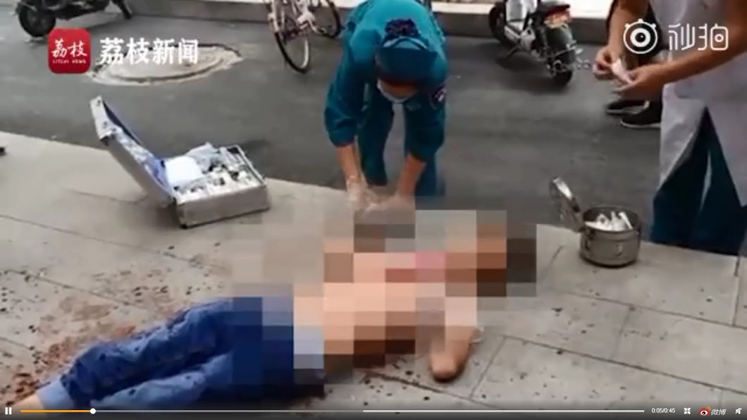 醫護人員到場時,男子已無生命跡象。圖/翻攝荔枝視頻