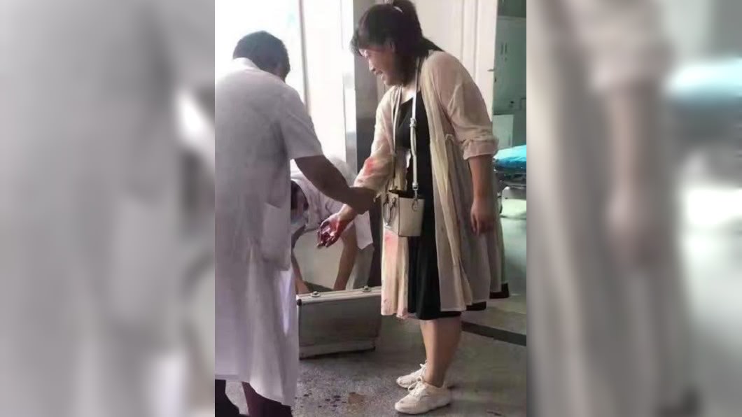 行兇女子全身沾滿血跡。圖/翻攝軍武季微博