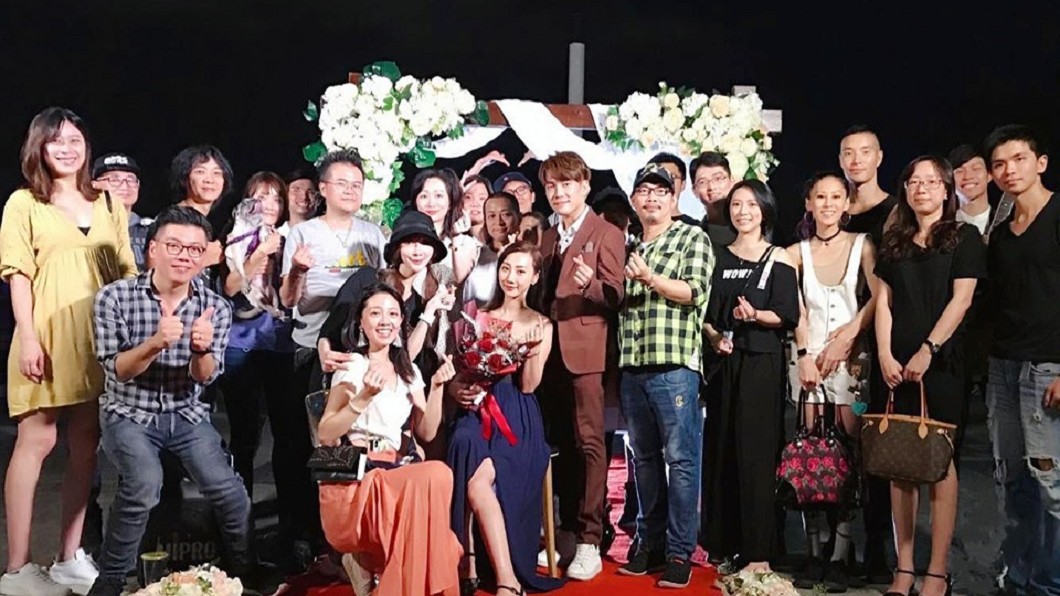 許仁杰在臉書貼出求婚成功照片。圖/翻攝許仁杰 Stanly臉書