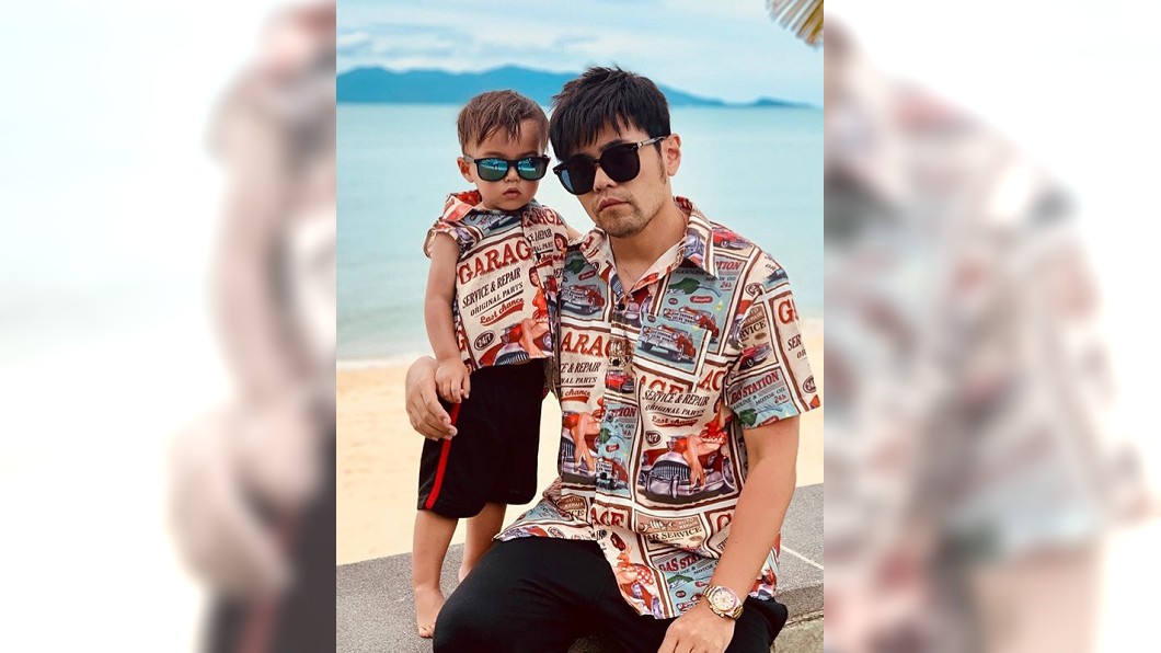 周杰倫與兒子父子裝帥翻。圖/翻攝自周杰倫IG